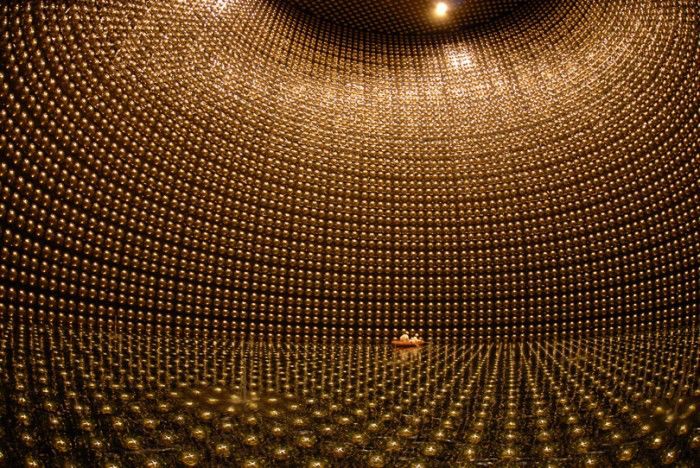 Der Super-Kamiokande-Neutrinodetektor ist ein riesiger Wassertank, umgeben mit Lichtsensoren. Eigentlich ist er bis oben gefüllt.