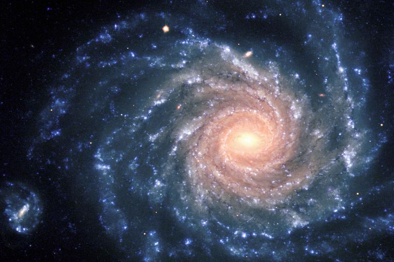 Spiralgalaxie NGC 1232. Unsichtbare dunkle Materie wird zwischen den blauen Sternen vermutet.