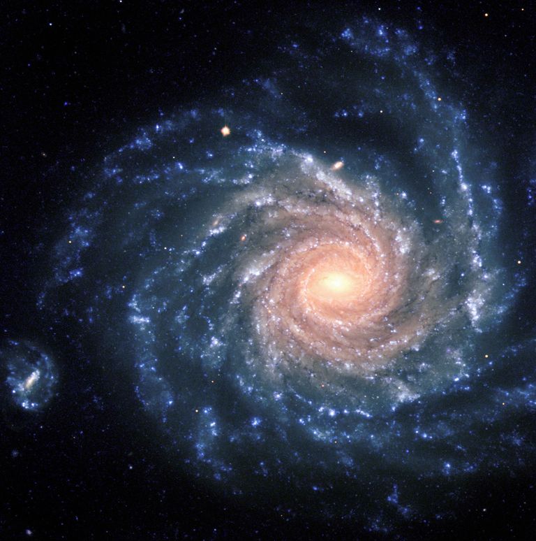 Spiralgalaxie NGC 1232. Unsichtbare dunkle Materie wird zwischen den blauen Sternen vermutet.