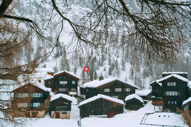 Braunes Holzhaus mit Schnee bedeckt c)Maria Orlova Pexels
