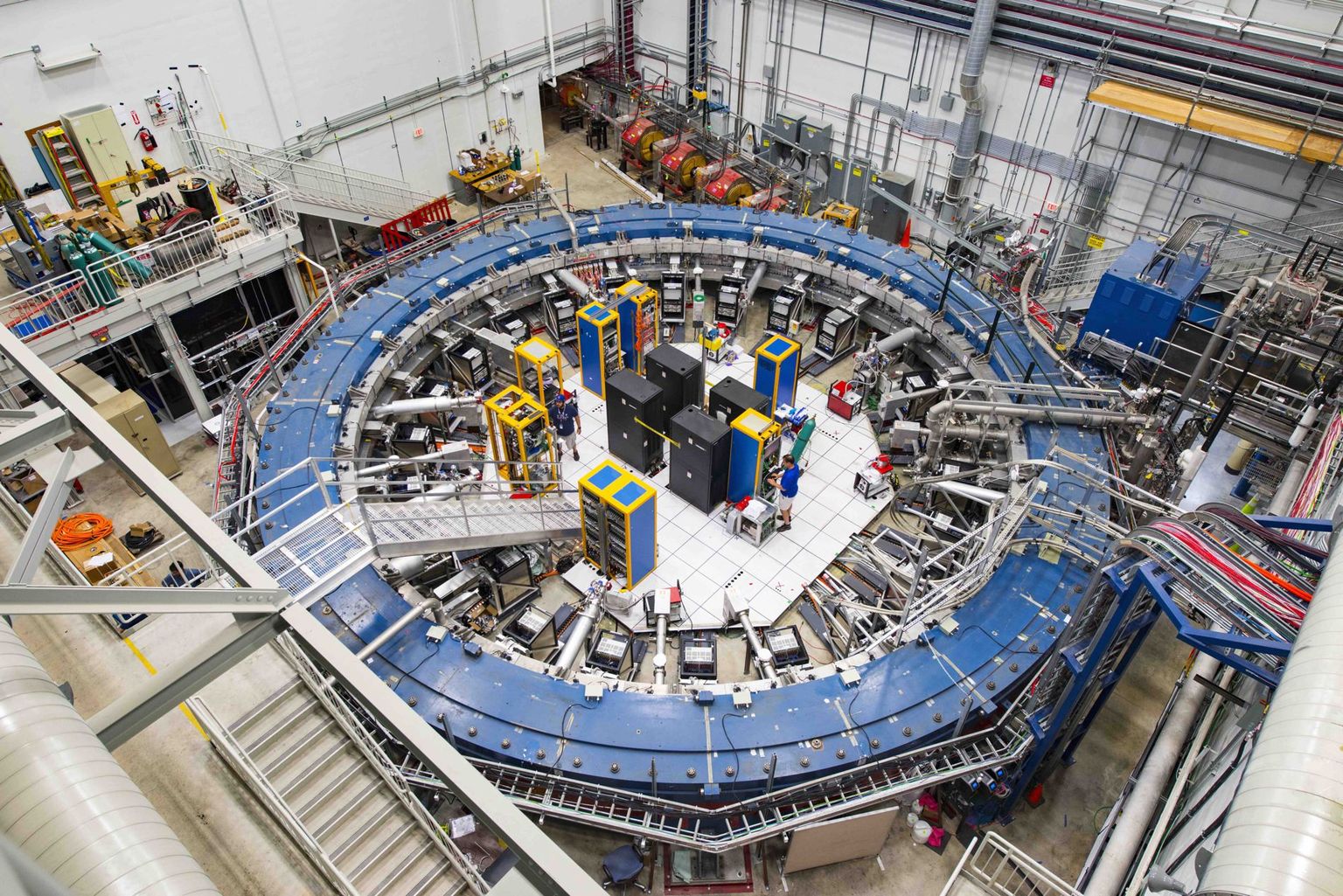 Dieser Ringmagnet ist ein Bestandteil des Experiments, mit dem am Fermilab in der Nähe von Chicago das magnetische Dipolmoment von Myonen sehr präzise gemessen wird.