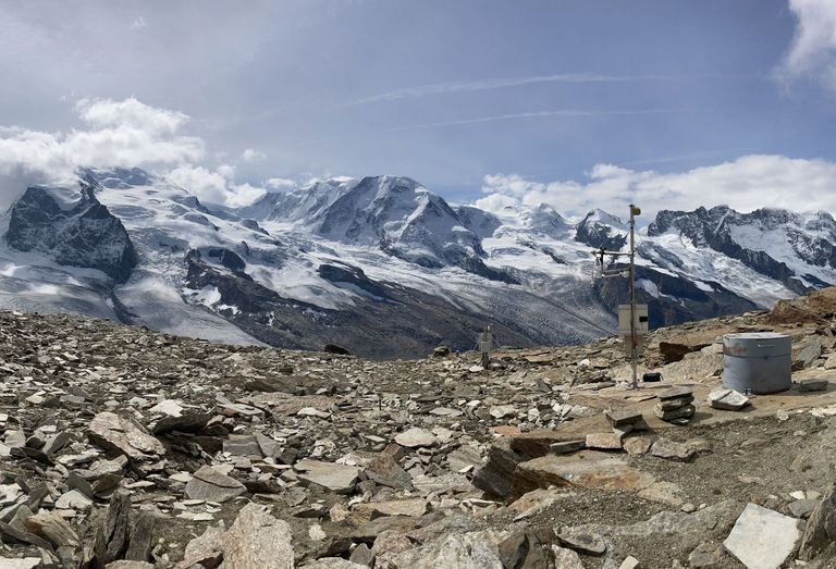 Stations de mesure du pergélisol sur le plateau du Stockhorn près de Zermatt (3400 m asl., VS)