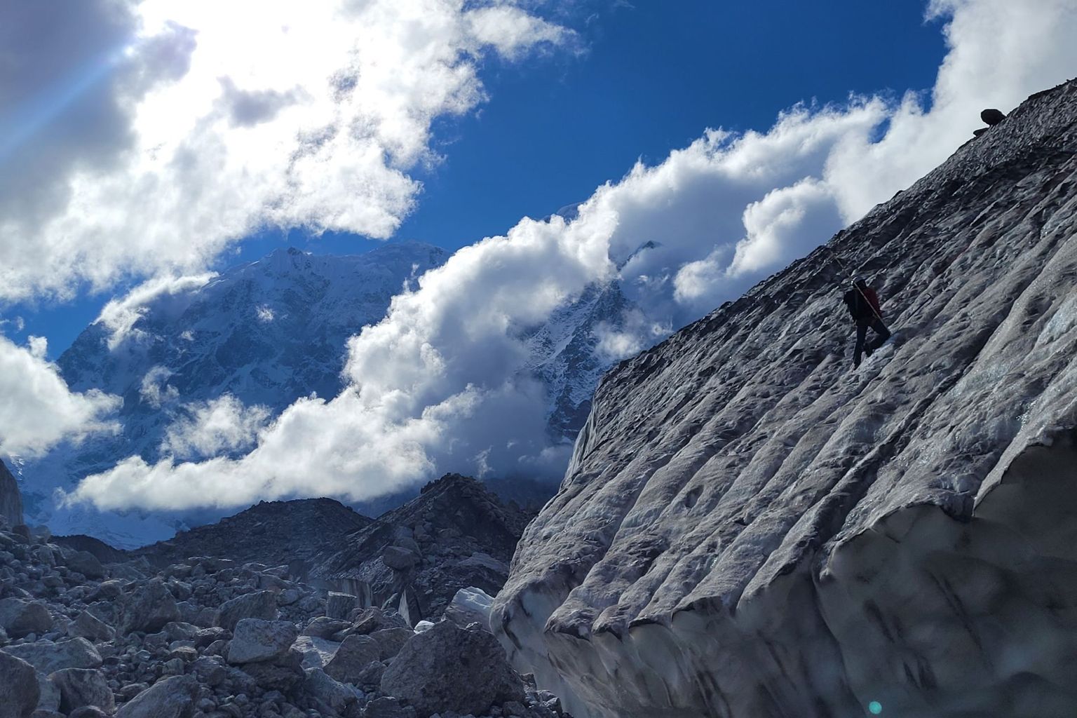 Installation von Pfählen zur Messung der Schmelze von Eisklippen auf dem Satopanth-Gletscher (Indien)