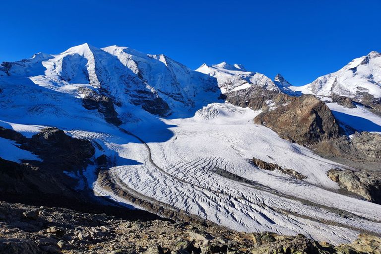 Même après les pertes record mesurées sur le Vadret Pers (GR), l’univers glaciaire au pied du Piz Palü et Piz Bernina reste impressionnant.