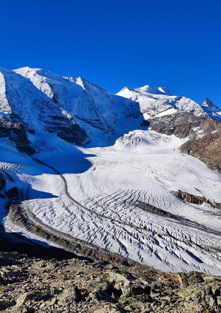 Même après les pertes record mesurées sur le Vadret Pers (GR), l’univers glaciaire au pied du Piz Palü et Piz Bernina reste impressionnant.