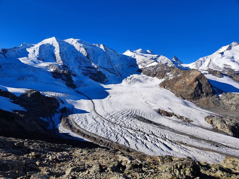 Il ghiacciaio ai piedi del Piz Palù e del Piz Bernina resta uno scenario magnifico anche dopo lo scioglimento record registrato sul Vadret Pers (GR).