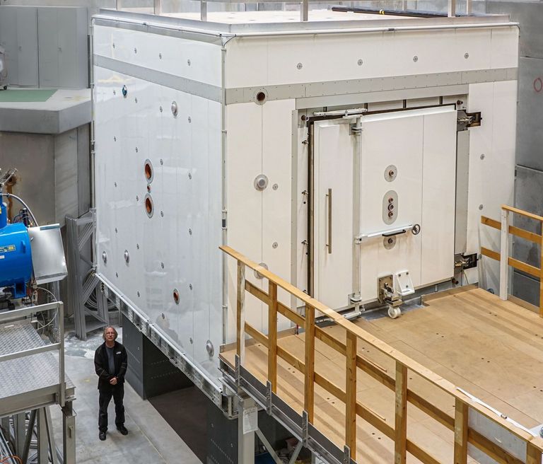 Bernhard Lauss neben dem magnetischen Abschirmraum des n2EDM-Experiments, das im nächsten Jahr die Suche nach dem elektrischen Dipolmoment des Neutrons aufnehmen wird.