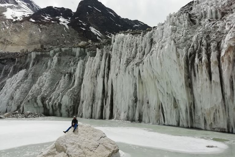 Falaise de glace et étang sur le glacier Langtang (Népal)