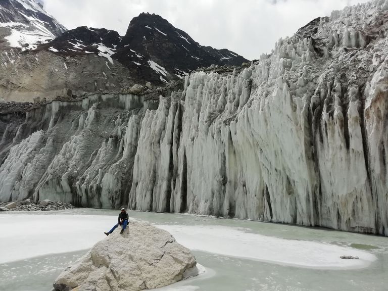 Eisklippe und Teich auf dem Langtang-Gletscher (Nepal)