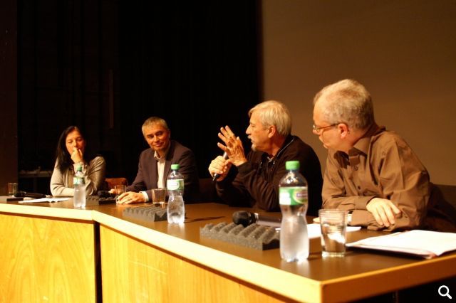 Unter der Leitung von Elisabeth Chardon ('Le Temps') diskutierten (v.l.n.r.) der Teilchenphysiker Olivier Schneider, der Theologie Jean-Blaise Fellau und der Philosoph Michel Siggen.