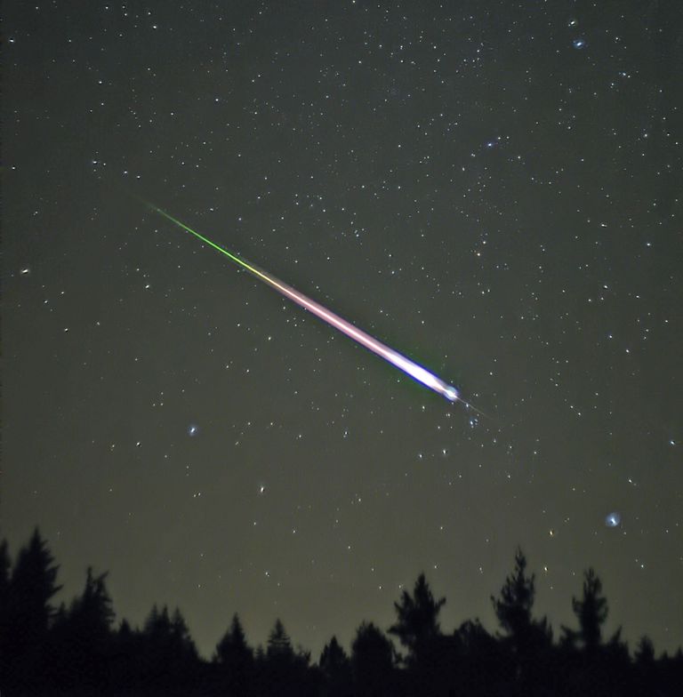A meteor during the peak of the 2009 Leonid Meteor Shower. The photograph shows the meteor, afterglow, and wake as distinct components. (Navicore, wikimedia).