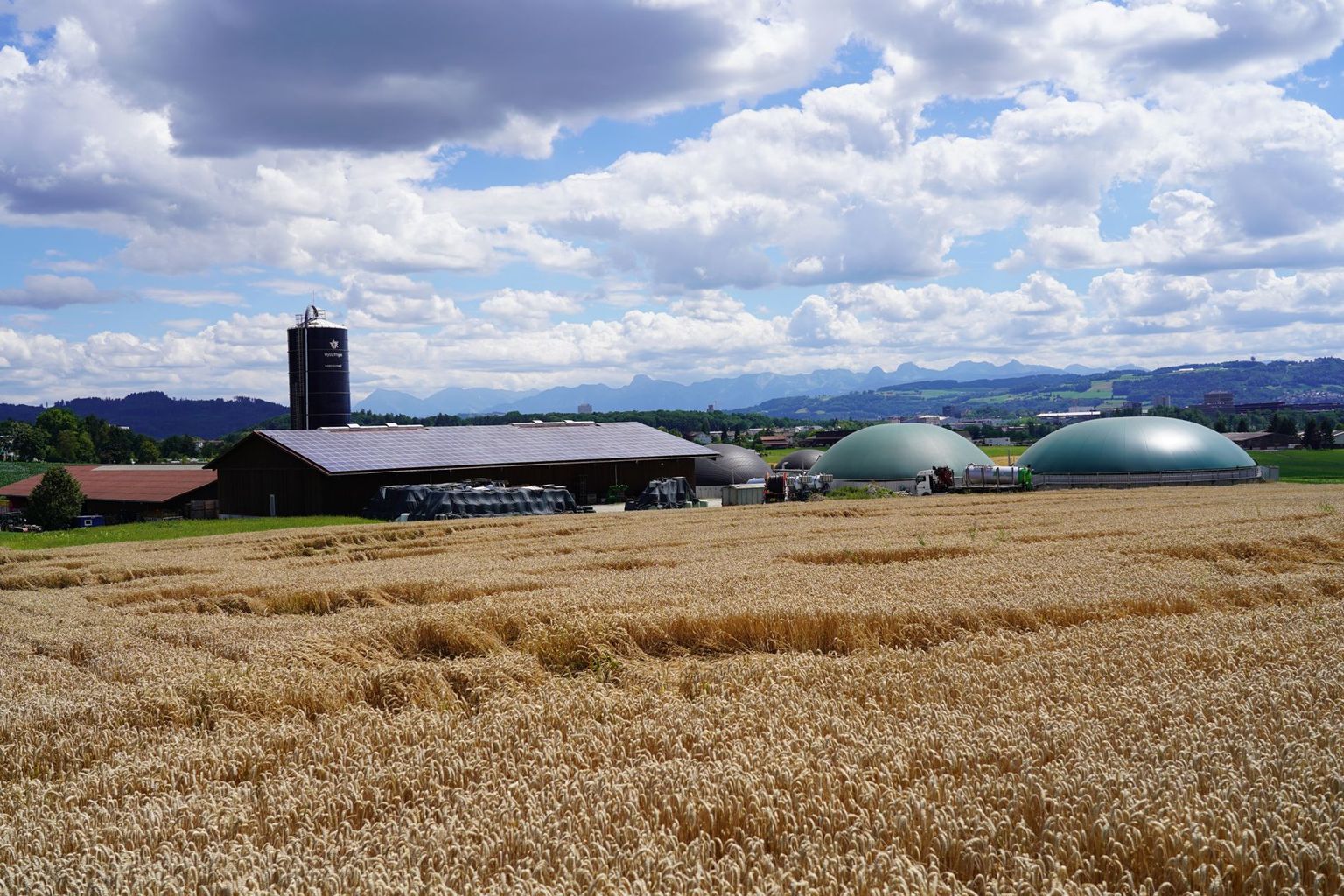Der Bauernbetrieb der Familie Wyss in Ittigen (BE) macht vor, wie eine Biogasanlage Energie produzieren und den Kreislauf schliessen kann.