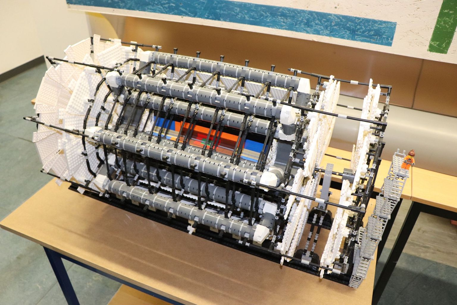 Im Labor, in dem Armin Fehr arbeitet, ist aus Legosteinen der ATLAS-Detektor en miniature nachgebaut, mit dem am CERN die Spuren von kleinsten Teilchen aufgespürt werden. Die rote und die grüne Komponente im Innern des Detektors markieren den Ort, an dem der 'Inner Tracker' mit dem neuen Optoboard platziert wird.