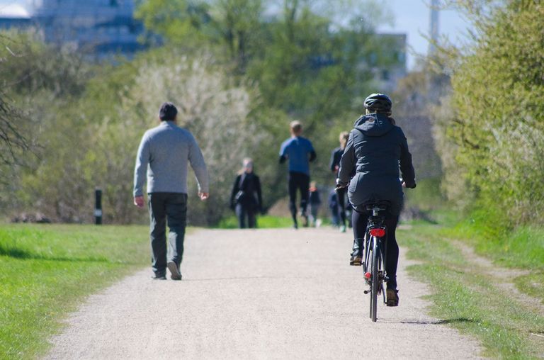 Menschen Fahrrad Velo Stadt Spazieren Laufen