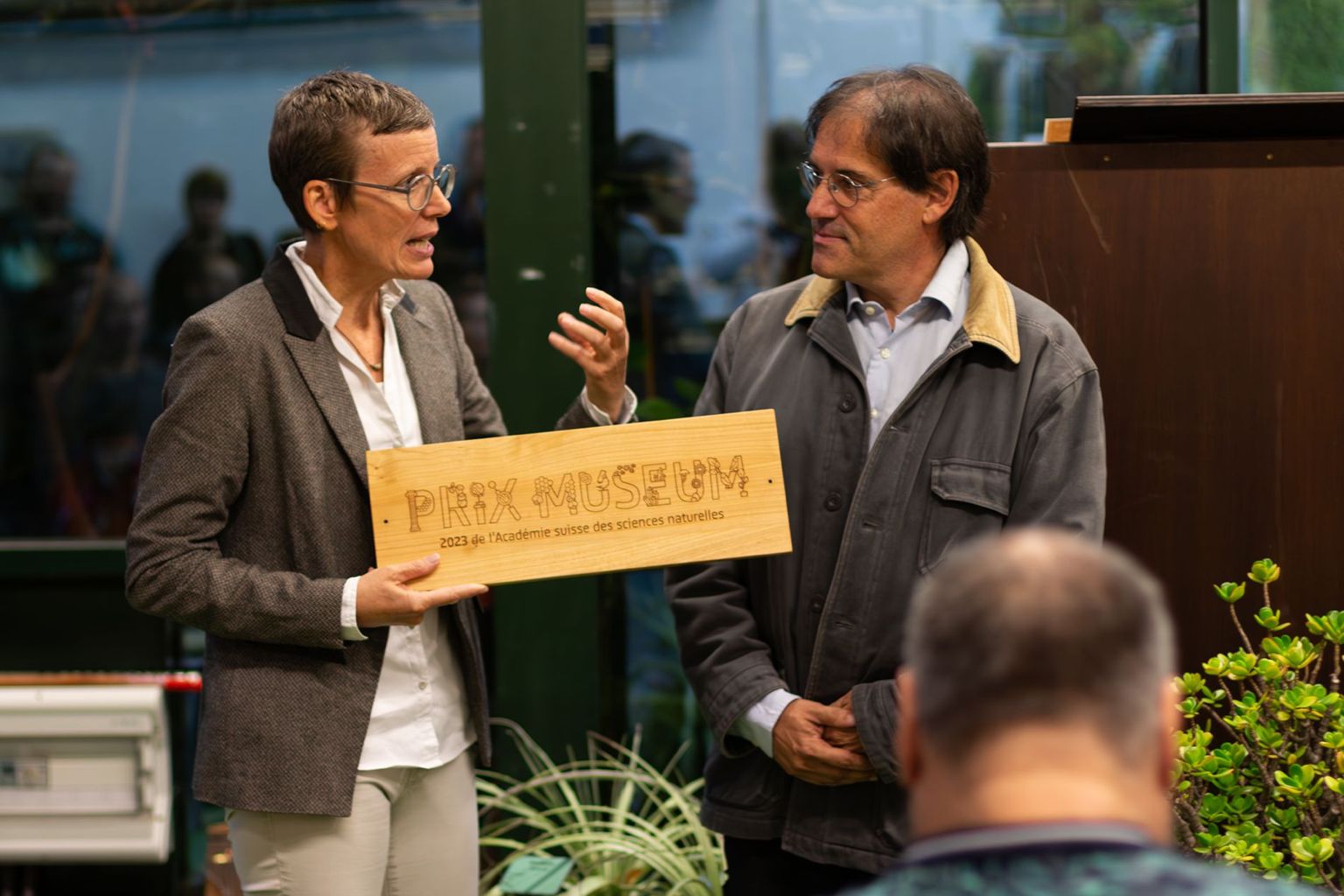 Prix Museum 2023 / Emmanuelle Giacometti (présidente du Jury Prix Expo) remet le Prix Museum 2023 à Blaise Mulhauser (directeur du Jardin botanique de Neuchâtel)
