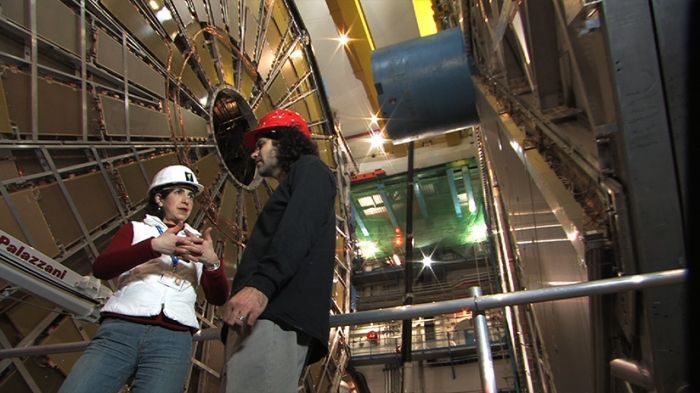 Scène du film 'Particle Fever' : Fabiola Gianotti (ancienne porte-parole de l'expérience ATLAS au CERN) en discussion avec un collègue physicien.