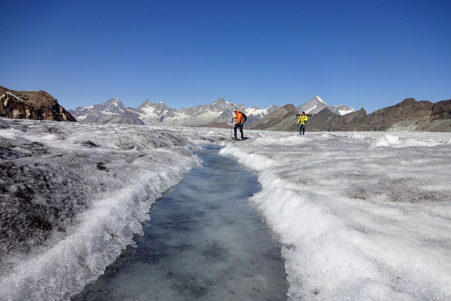 De grands ruisseaux d'eau de fonte se trouvent sur le glacier de Findel (VS) en septembre à plus de 3000 m d'altitude.