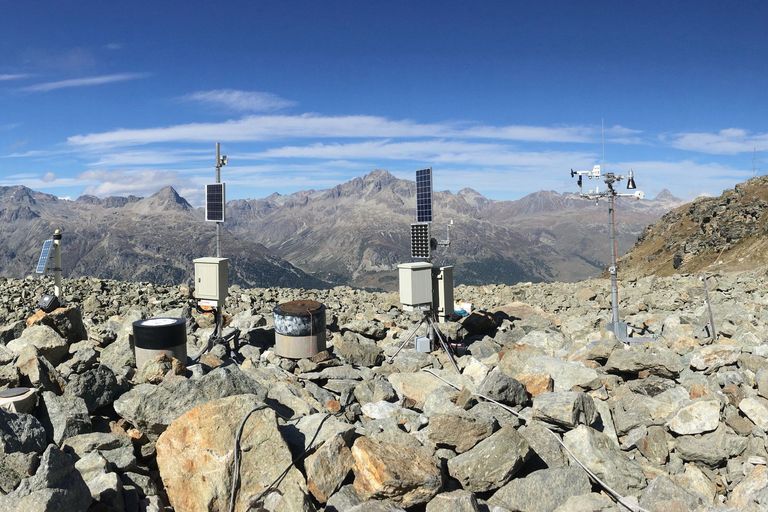 Installations d’observation du pergélisol sur le glacier rocheux de Corvatsch-Murtèl (2670 m asl., GR)