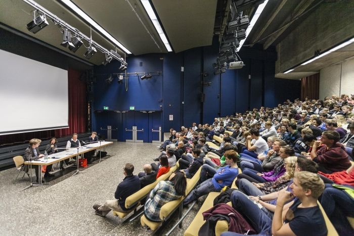 Rund 400 Schülerinnen und Schüler des Gymnasiums Rämibühl verfolgten die von Wissenschaftsjournalist Benedikt Vogel moderierte Debatte.
