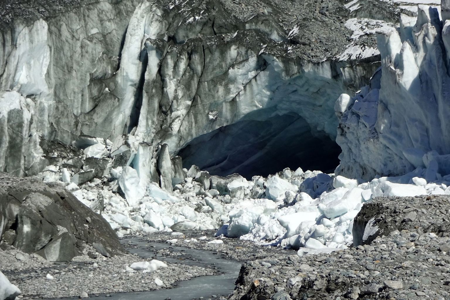 Ein riesiges, instabiles Gletschertor hat sich an der Zunge des Findelgletschers (VS) gebildet.