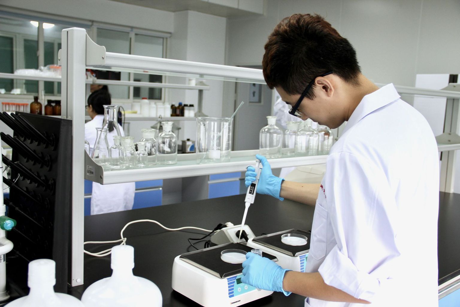 Junger Forscher im Labor