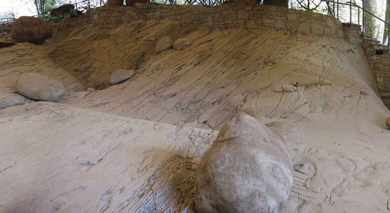 Les marmites glaciaires sont les témoins de l'époque glaciaire datant d'environ 20 000 ans. Elles montrent que Lucerne était autrefois recouverte d'un glacier. Des fossiles de coquillages et de feuilles de palmier attestent aussi de la présence d'une baie subtropicale. C'est grâce à ces nombreux témoins que le Jardin des Glaciers et le Monument au Lion sont aujourd'hui des monuments protégés