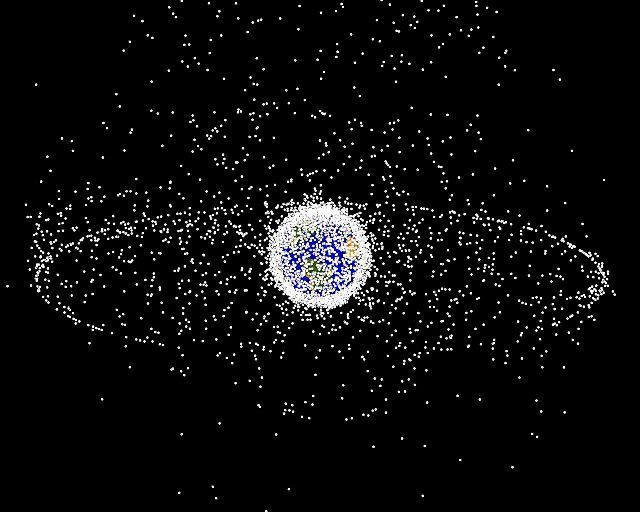 Ein computergeneriertes Bild von Objekten in der Erdumlaufbahn, deren Standort heute verfolgt wird. Etwa 95% davon sind Weltraummüll. Die Punkte sind auf die Bildgrösse und nicht auf die Grösse der abgebildeten Erde skaliert - sie sind also im Vergleich zur Erde zu gross abgebildet.