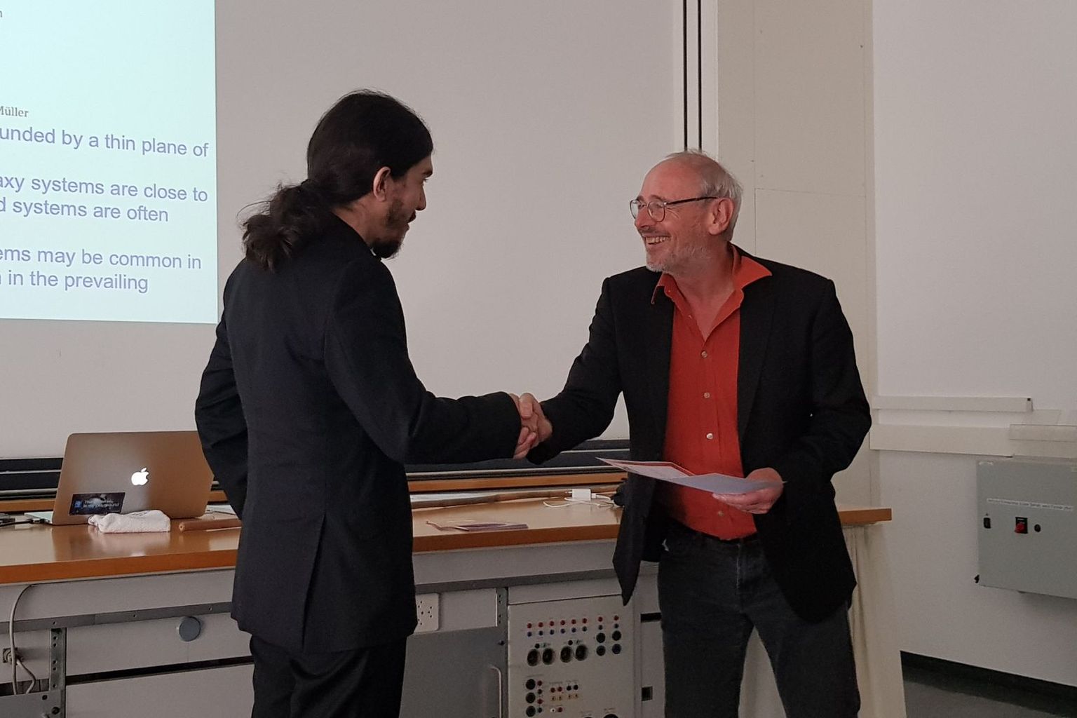 Georges Meynet gives the Edith Alice Müller Award 2019 to Oliver Müller