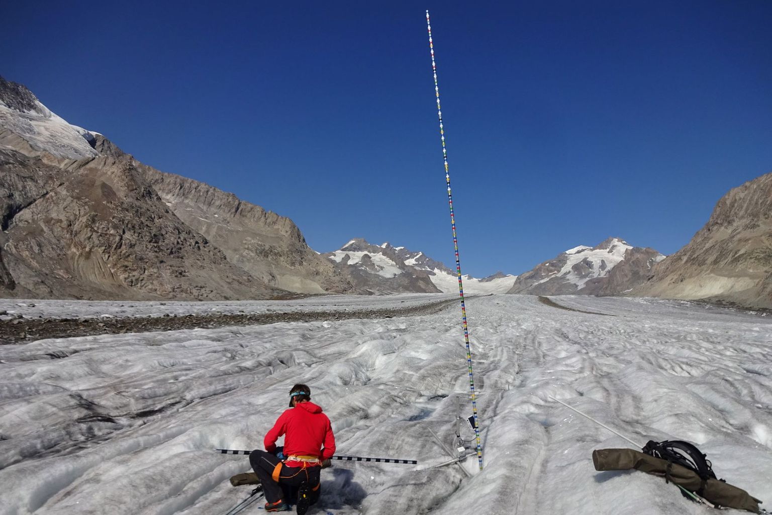 A mass balance stake in the vastness of the Aletsch Glacier (VS) - in only three summer months, more than 5 metres of ice have melted here.