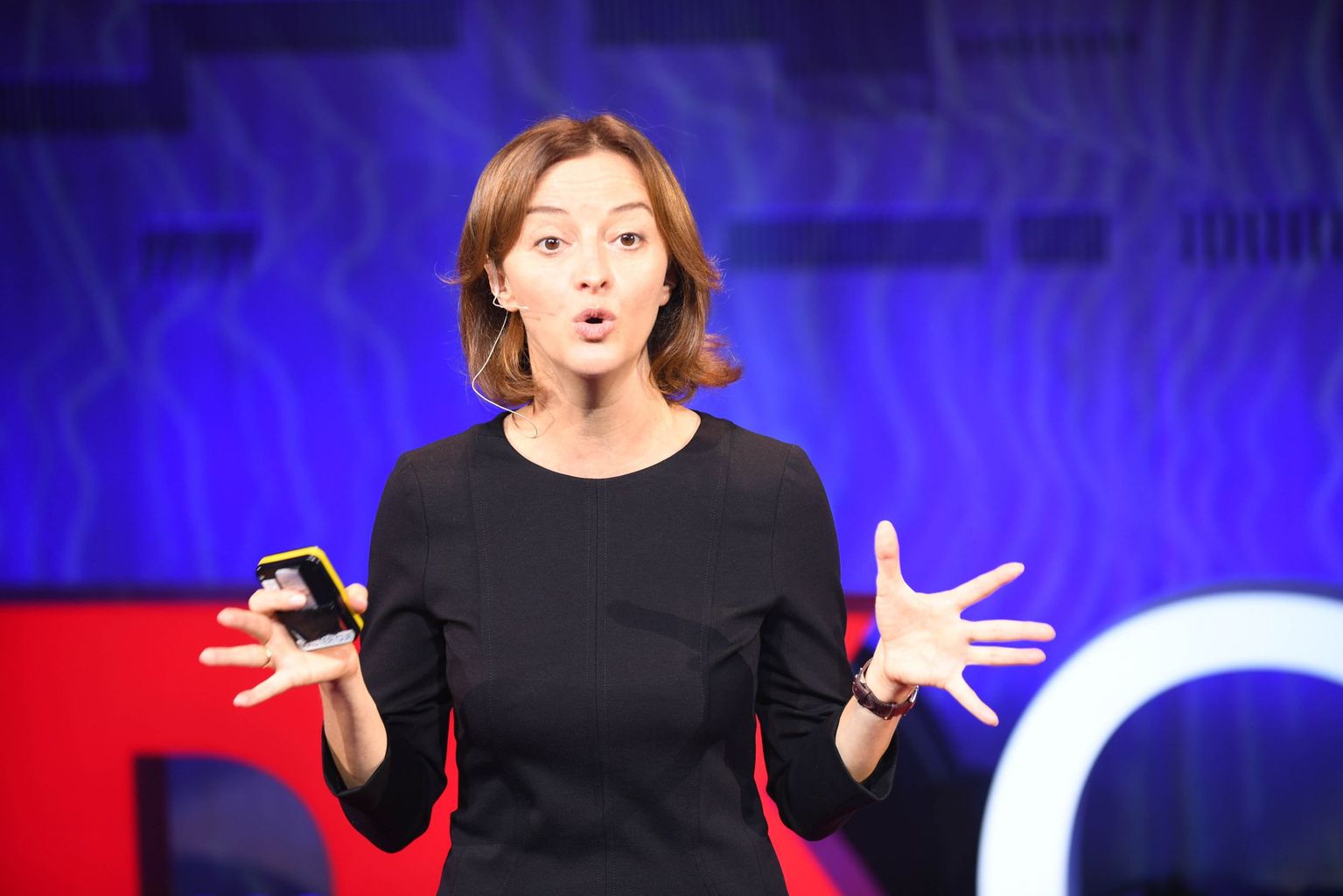 Prof. Laura Baudis gehört zu den Physikerinnen, die nicht nur Spitzenforschung betreiben, sondern auch die Gabe haben, die Ergebnisse wirkungsvoll einer breiten Öffentlichkeit zu vermitteln. Im Bild: Auftritt bei einem TED-Talk am CERN.