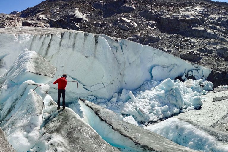 L'effondrement d'une grotte sous la glace a conduit au fait que la langue du glacier de Findel (VS) recule soudainement et se termine par un mur de glace.