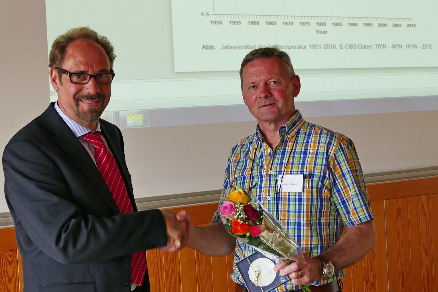 Anton Burkart, Leiter des WSL-Versuchsgartens, erhält die Albrecht-Thaer-Plakette der Humboldt-Universität für sein 30-jähriges Engagement in der phänologischen Beobachtung