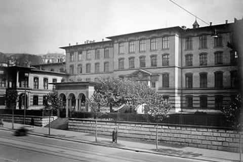 Exterior View of the old chemistry building on Universitätstrasse 6
