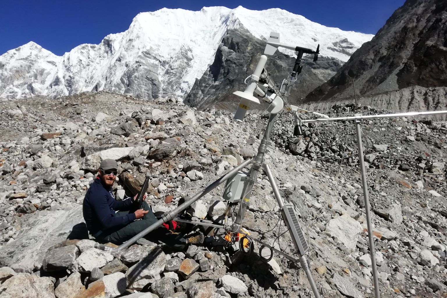 Station météorologique automatique sur le glacier de Langtang (Népal)