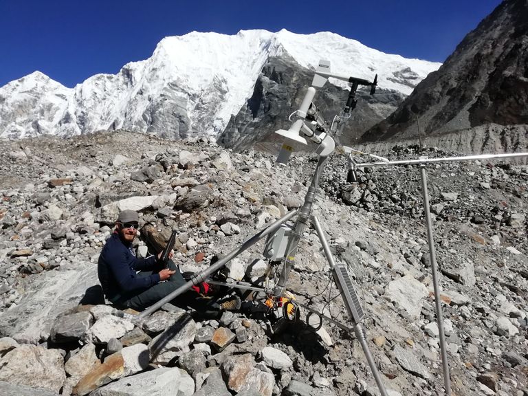 Station météorologique automatique sur le glacier de Langtang (Népal)