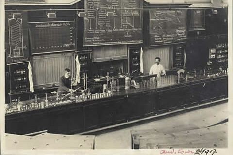 L’auditoire D2 de chimie anorganique et organique, dans le bâtiment de chimie de l’EPF de Zurich. A gauche, le professeur Hans Fierz, en 1917
