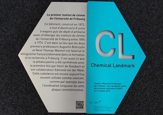 Plaque commémorative du Chemical Landmark 2015, anodisée en couleur à la phtalocyanine en l'honneur de la découverte de ce pigment.