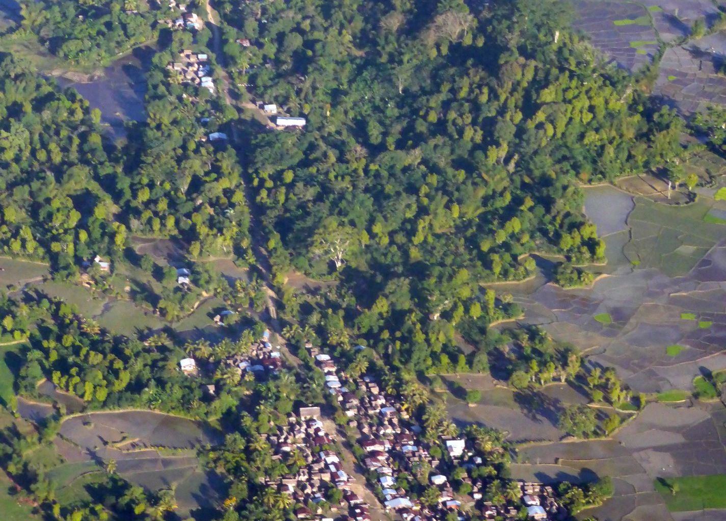 Typisches Dorf in der Studienregion Analanjirofo aus der Luft gesehen