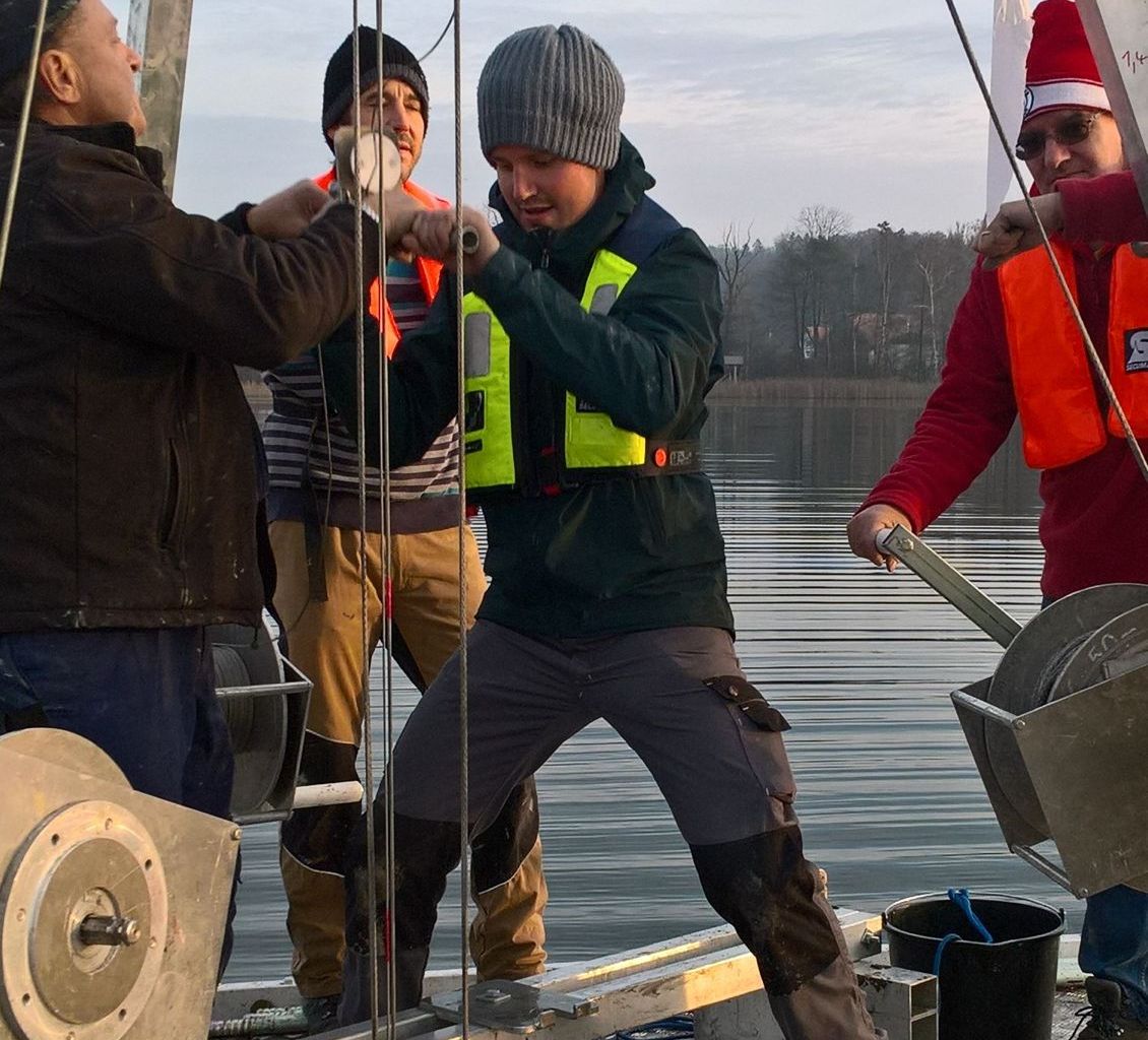 Coring action during the field campaign at Hüttwilersee. From left to right: Richard Niederreiter, Beat Möckli, Fabian Rey, Urs Leuzinger.