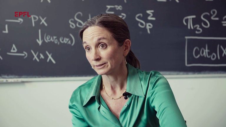 Geboren im US-Bundesstaat Pennsylvenia, lebt Kathryn Hess seit 30 Jahren in der Schweiz und kann auf eine ebenso lange Karriere als Mathematikerin an der EPFL zurückblicken.
