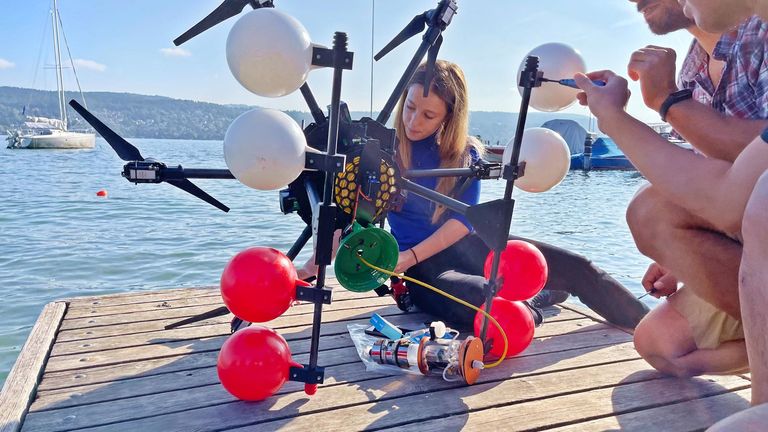 Constanca Rosa, scientifique à l'Imperial College de Londres, prépare le drone MEDUSA pour le décollage.