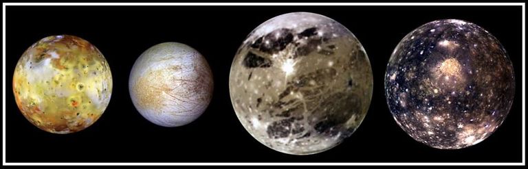 Die vier Galileischen Monde des Jupiter mit korrekten Grössenverhältnissen - v.l.n.r: Io, Europa, Ganymed, Callisto