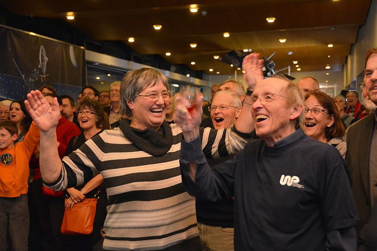 Prof. Kathrin Altwegg, together with her supervisor and supporter Prof. Hans Balsiger, celebrates the moment when the space probe ROSETTA was successfully woken up from a three-year 'hibernation' (flight in energy-saving mode) on its journey to comet 'Chury' in 2014.