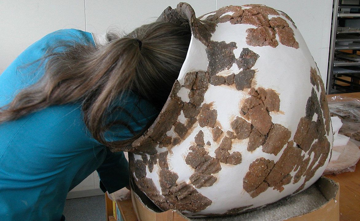 Restaurierungsarbeiten an einem bronzezeitlichen Topf
