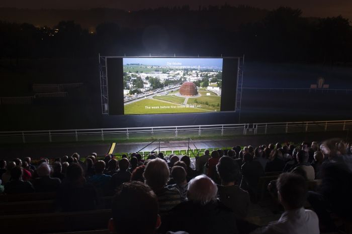 Das CERN zum Greifen nah: Die Aufführung am Open Air Kino in Aarau war eine der ersten Aufführungen von 'Particle Fever' in einem Schweizer Kino.