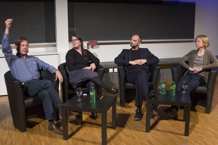 The panel discussion about 'Particle Fever': Facilitator Hanna Wick (2nd left) with the physicist Hans Peter Beck, media scientist Mike Schäfer und social psychologist Clara Kulich.