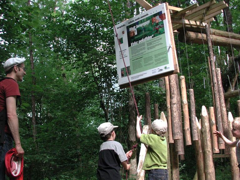 Kinder erkunden eine Station auf dem Lernpfad Schutz.Wald.Mensch