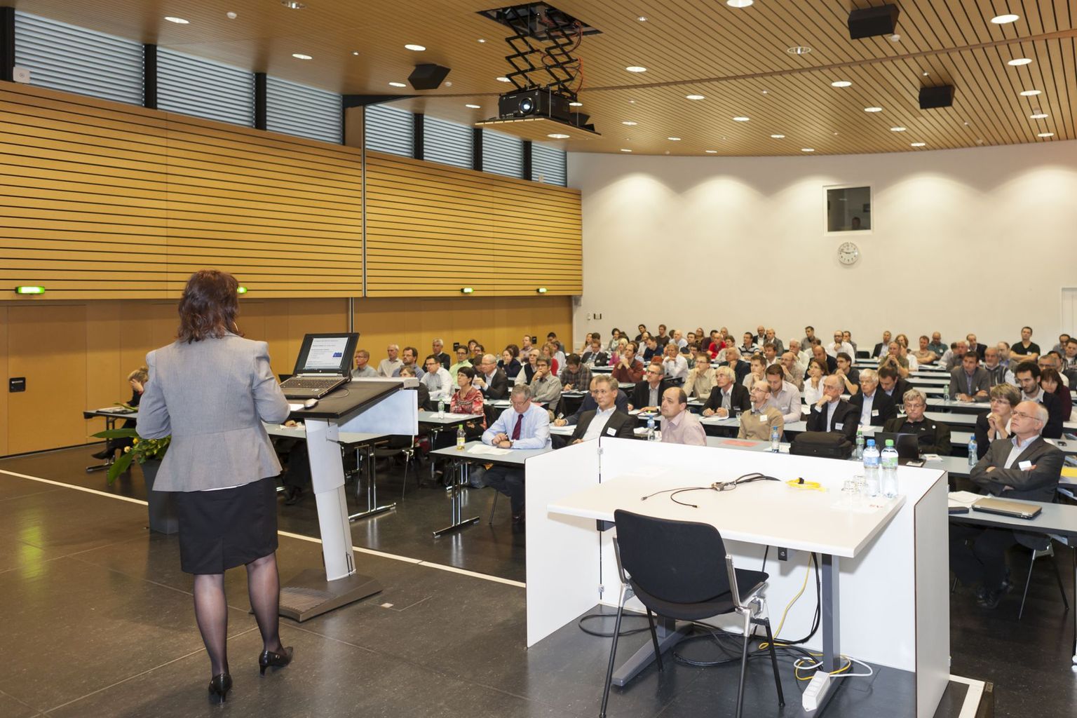 Antonia Neels enseigne à l'Université de Fribourg et donne des cours à l'EPF de Lausanne. Elle est en outre active en tant que conférencière. Photo: lors d'un 'Technology Briefing Event' à l'Empa.