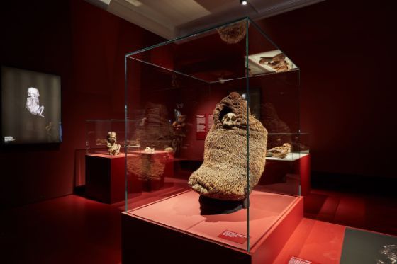 Blick in die Ausstellung mit Mumien aus Südamerika