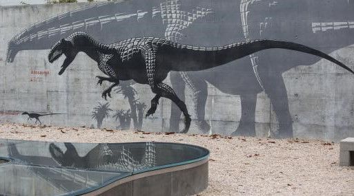 Wandgemälde in der Dinotec. Abgebildet sind Rekonstruktionen von Apatosaurus, Allosaurus und Juravenator.